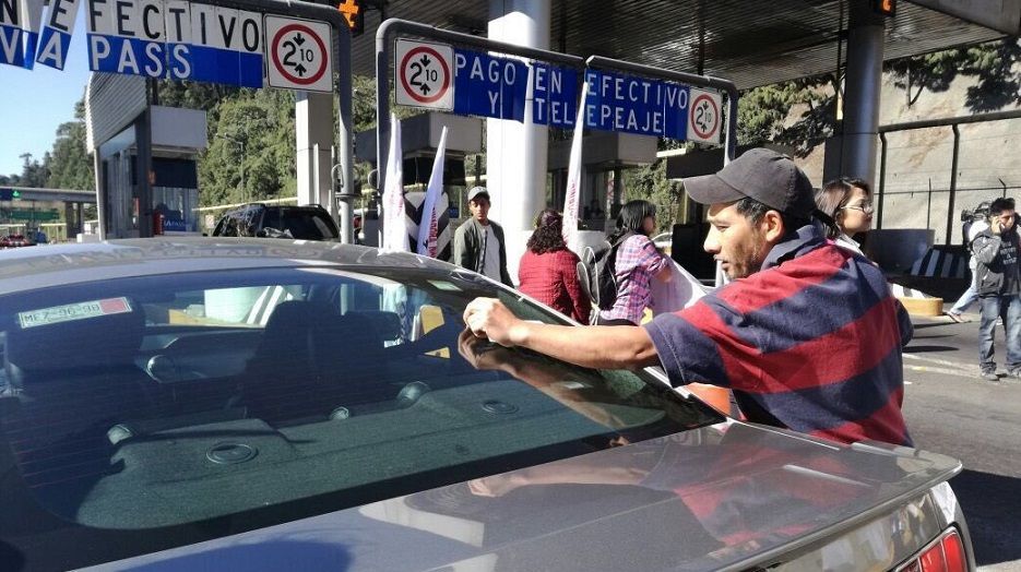 Protestan en carreteras del país por alza en precios de gasolinas - protestas-casetas-mexico