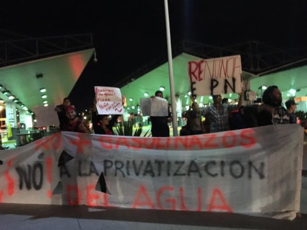 EE.UU. cierra garitas por protestas por 'gasolinazo' - protestas-garita