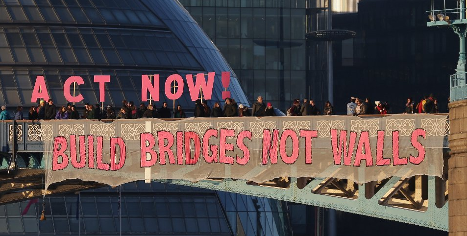 Protestan contra Trump en Londres, piden 'Puentes no muros' - protestas-trump-londres-AFP