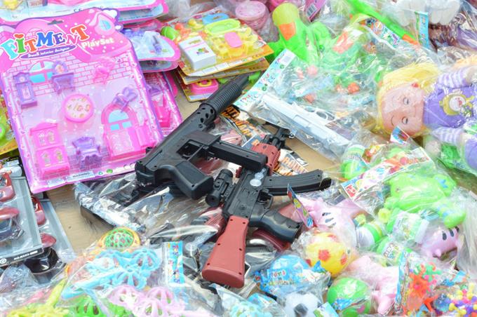 Pide Cofepris a los Reyes Magos evitar juguetes del comercio informal - puestos-informales-ofertan-armas-de-juguete-letales
