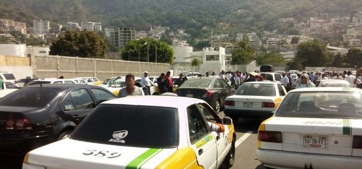 Video: taxistas protestan por alza en precio de gasolina en Acapulco