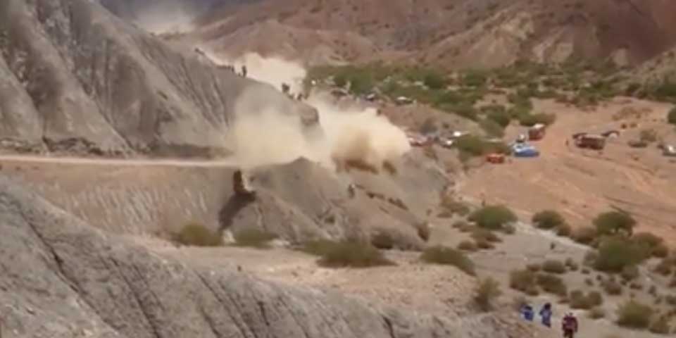 Video: auto se accidenta frente a dos espectadores