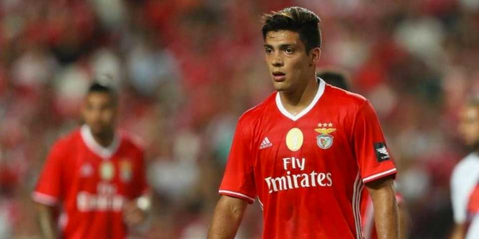 Raúl Jiménez no ha sido titular con el Benfica por culpa del Tri