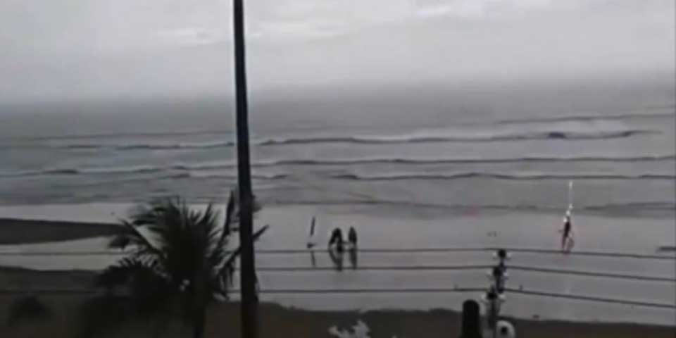 Video: rayo impacta a joven en playa de Brasil
