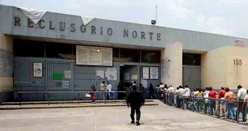 Procesan a extitular del Reclusorio Norte por permitir extorsiones telefónicas - reclusorio-norte-e1484593416856