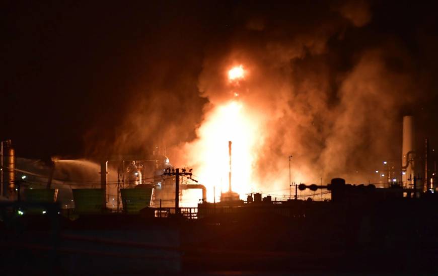 Evacúan a 3 mil personas por incendio de refinería en Japón