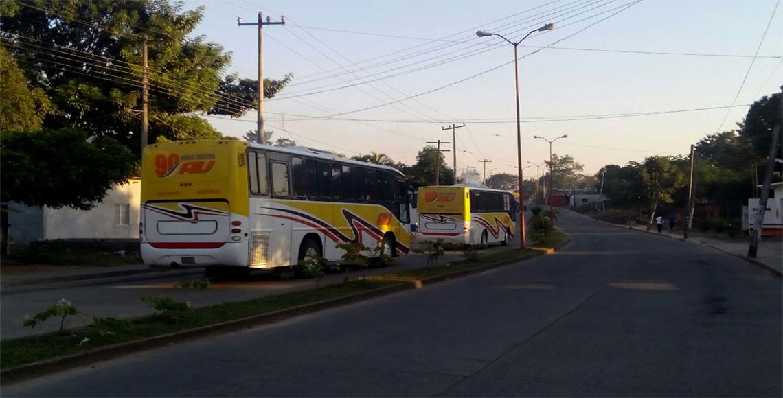 Regidor secuestra autobuses e incentiva bloqueos en Oaxaca
