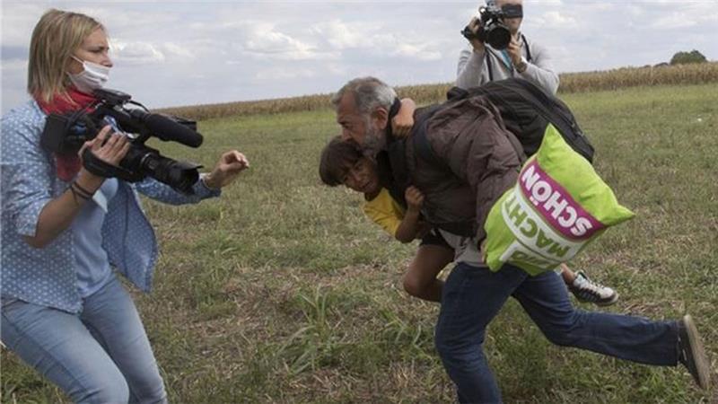 Condenan a 3 años de libertad condicional a reportera que agredió a migrantes - reportera-hungara-2