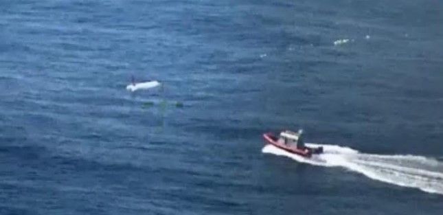 Rescatan a hombre en altamar en Sinaloa