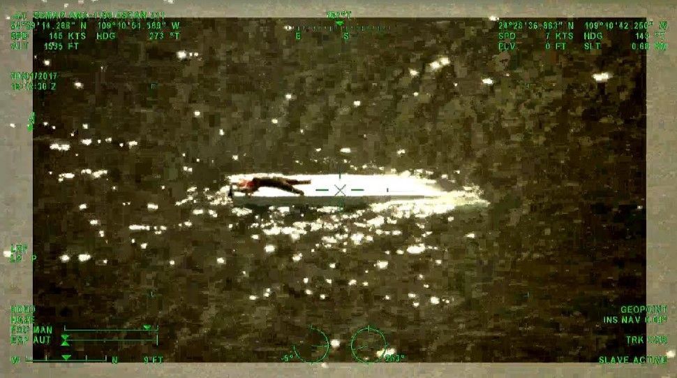 Rescatan a hombre en altamar en Sinaloa - rescate