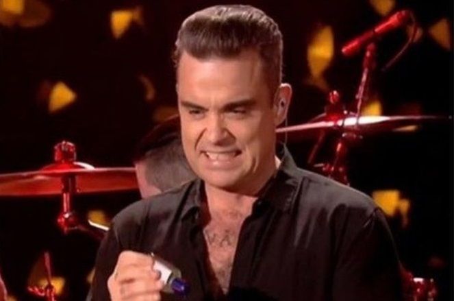 Video: Robbie Williams usa gel antibacterial tras tocar a fans
