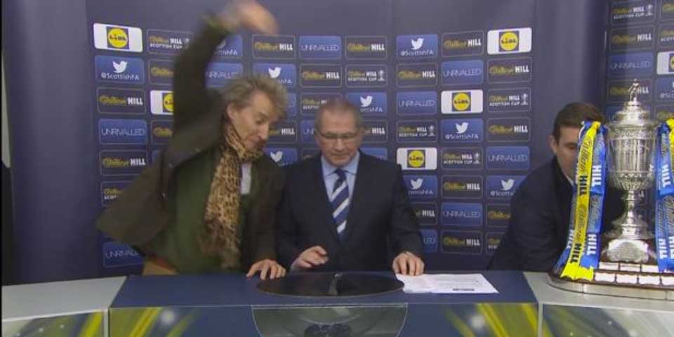 Video: Rod Stewart se divierte en sorteo de Copa