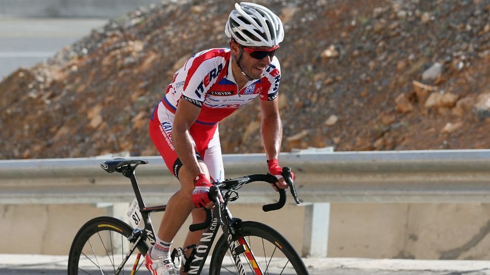 Video: ciclista español cae por barranco