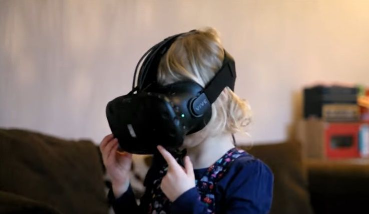 Hombre crea un recorrido virtual en la casa de muñecas de su hija