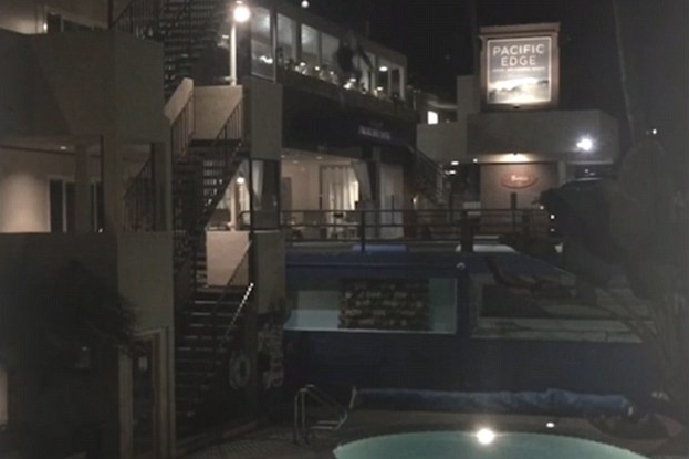 Video: hombre falla salto desde el balcón de un hotel a una alberca