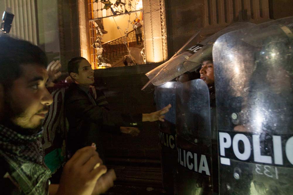 Ingresan 110 personas a penal de Topo Chico por saqueos y vandalismo - saqueos-palacio-gobierno-nuevo-león-1