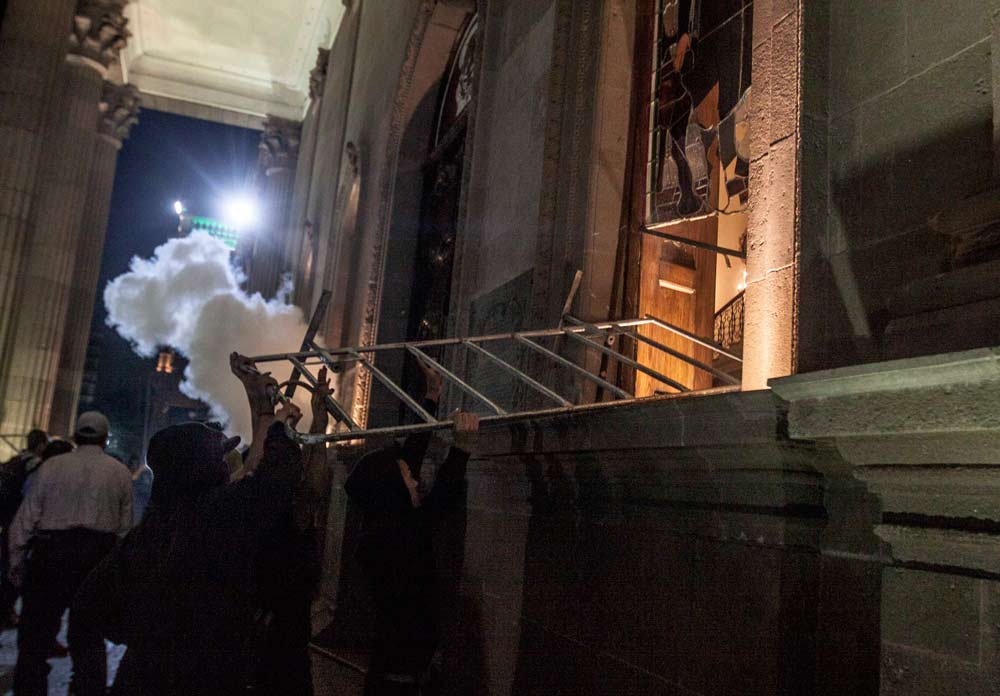 Ingresan 110 personas a penal de Topo Chico por saqueos y vandalismo - saqueos-palacio-gobierno-nuevo-león-2