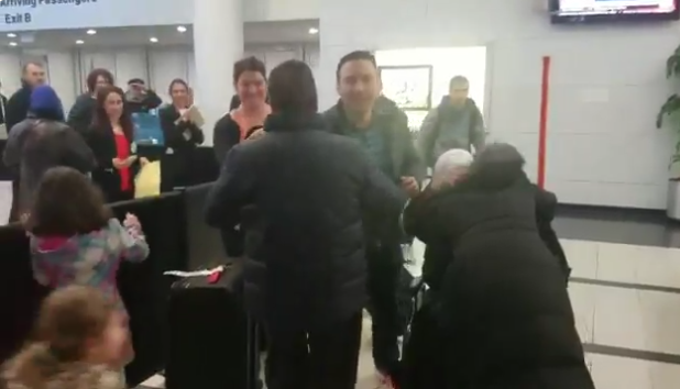 Video: familia siria se reúne tras estar horas detenida en aeropuerto