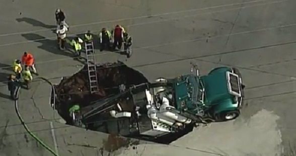 Pipa con 6 mil litros de agua cae en socavón en EE.UU.