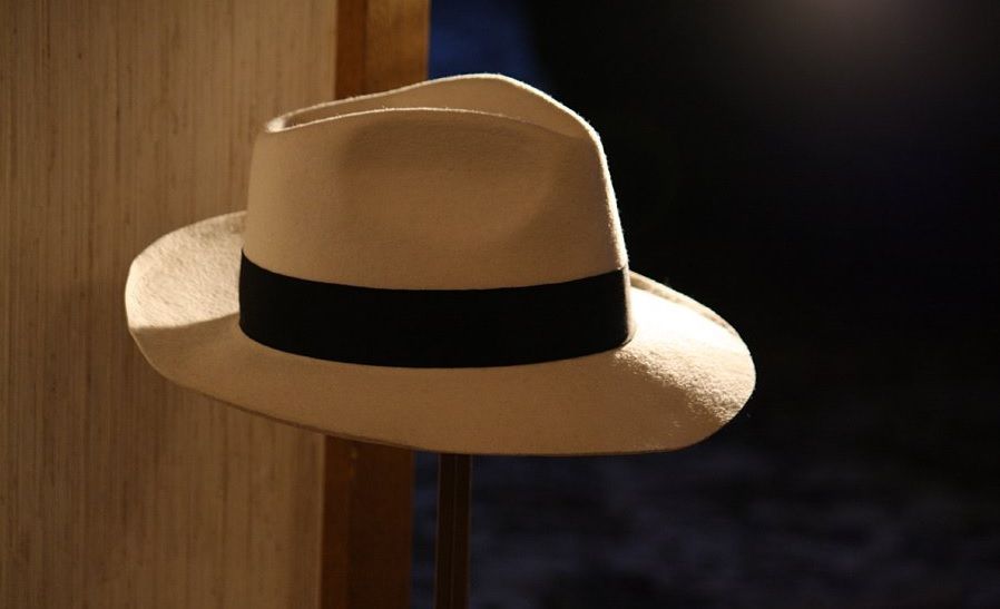 Subastan en más de 10 mil dólares sombrero de Michael Jackson