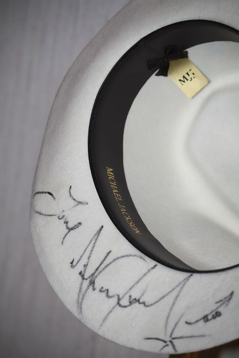 Subastan en más de 10 mil dólares sombrero de Michael Jackson - subasta-sombrero-mj1