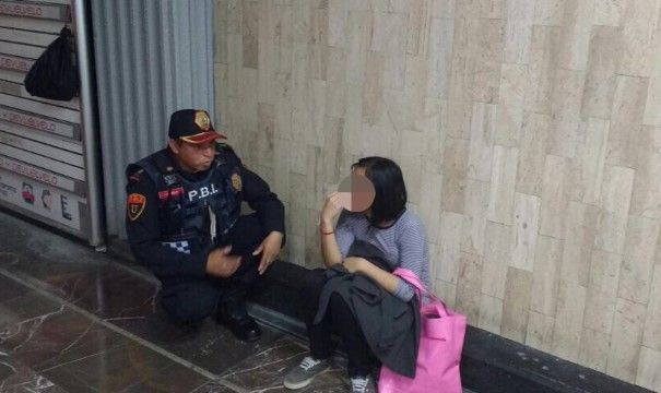 Policía capitalina evita suicidio en Metro Juárez Policía capitalina evita suicidio en Metro Juárez