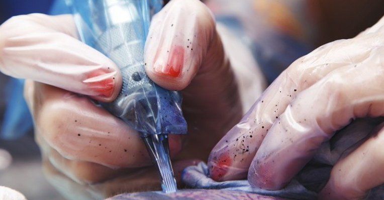 Tintas de tatuajes podrían liberar sustancias cancerígenas