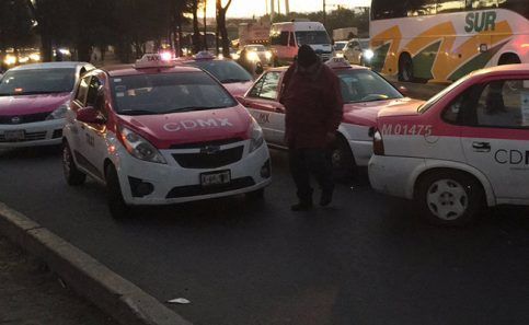 Policía impide bloqueo de la Calzada Ignacio Zaragoza - taxistas-zaragoza-1