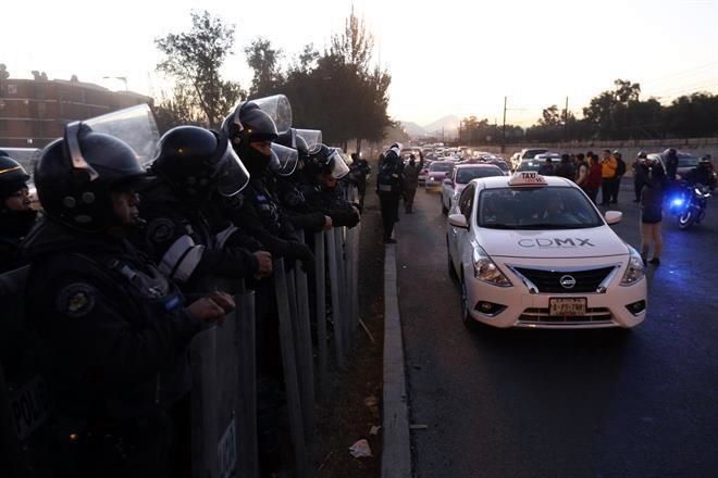 Policía impide bloqueo de la Calzada Ignacio Zaragoza