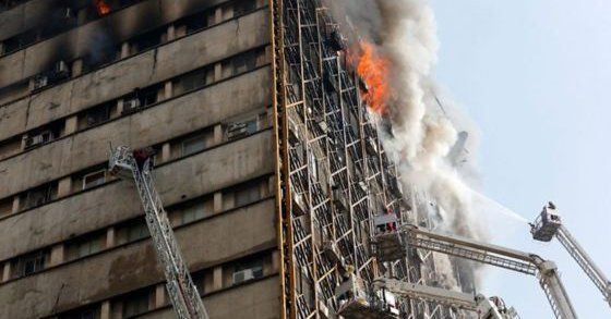 Mueren 30 bomberos al colapsar un rascacielos en Irán