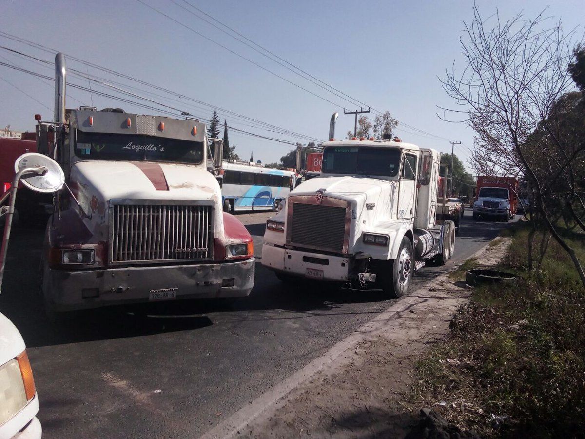 Transportistas se manifiestan en la Autopista México-Querétaro
