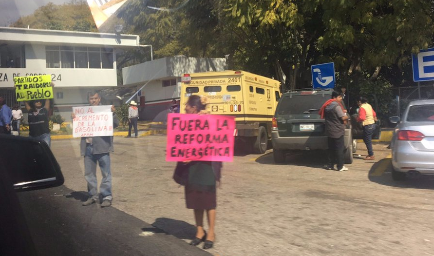 Manifestantes liberan cobro en casetas de Morelos