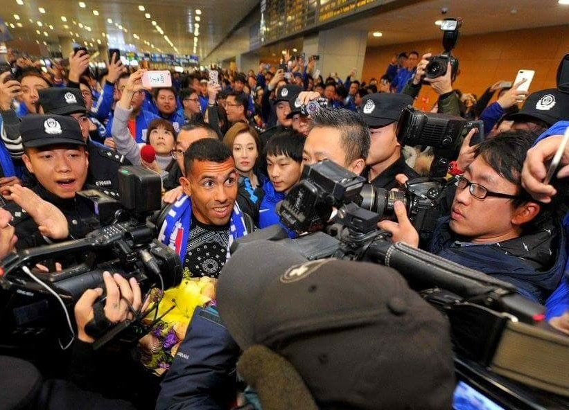 Aficionados chinos reciben a Carlos Tevez - tevez-china-1