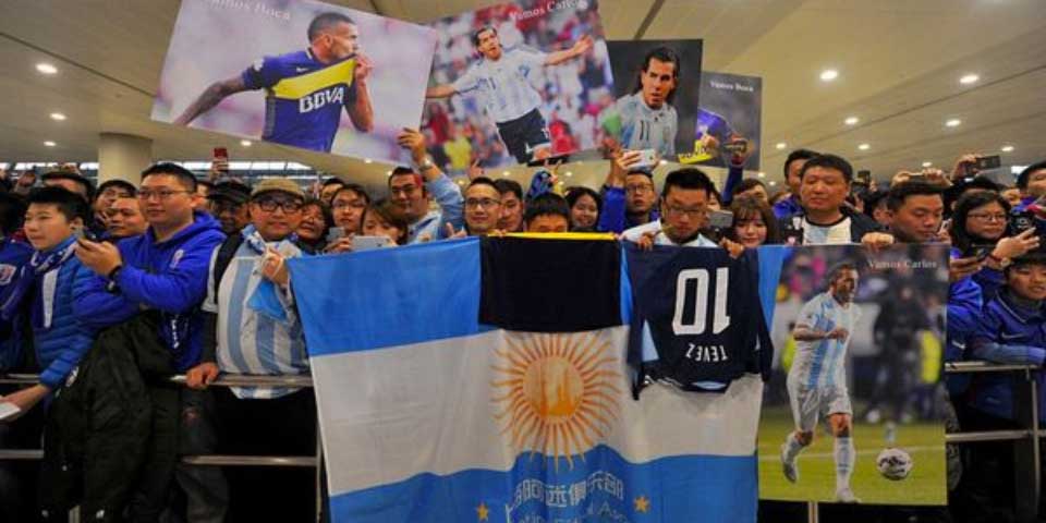 Aficionados chinos reciben a Carlos Tevez