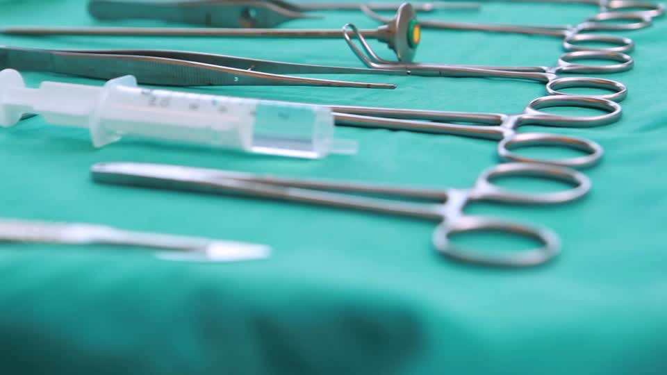 Retiran tijeras alojadas en hombre después de 18 años