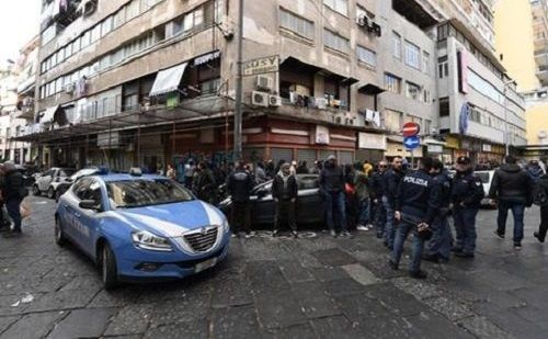 Tiroteo en mercado deja cuatro heridos en Nápoles