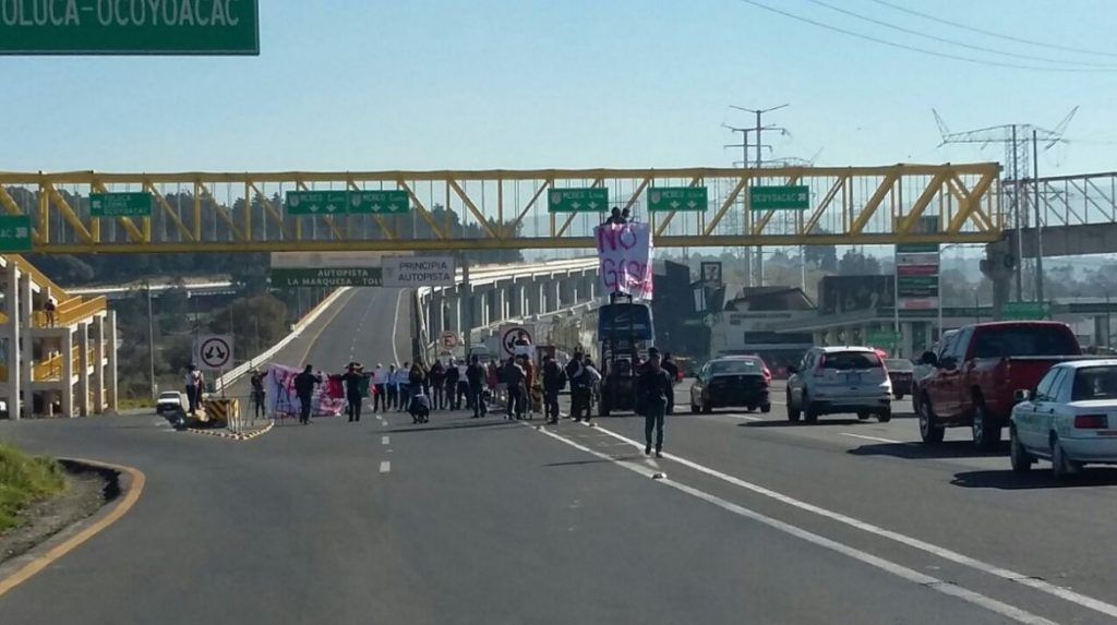 Bloqueos afectan carreteras de 10 estados del país - toluca-1024x573