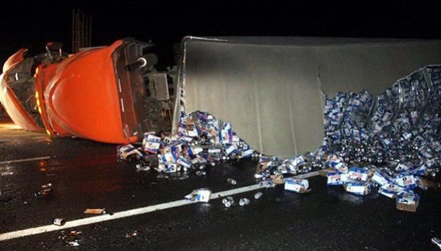 Vuelca tráiler con cerveza en la carretera Saltillo-Monterrey