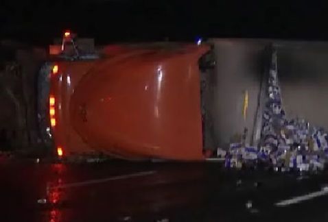 Vuelca tráiler con cerveza en la carretera Saltillo-Monterrey - trailer-cerveza