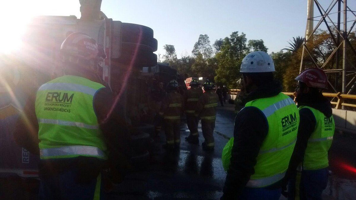 Vuelca tráiler de Grupo Modelo en Circuito Interior - trailer-circuito-2