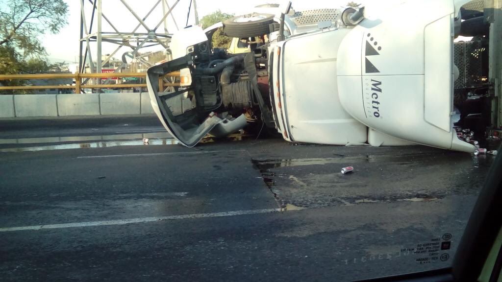 Vuelca tráiler de Grupo Modelo en Circuito Interior - trailer-circuito
