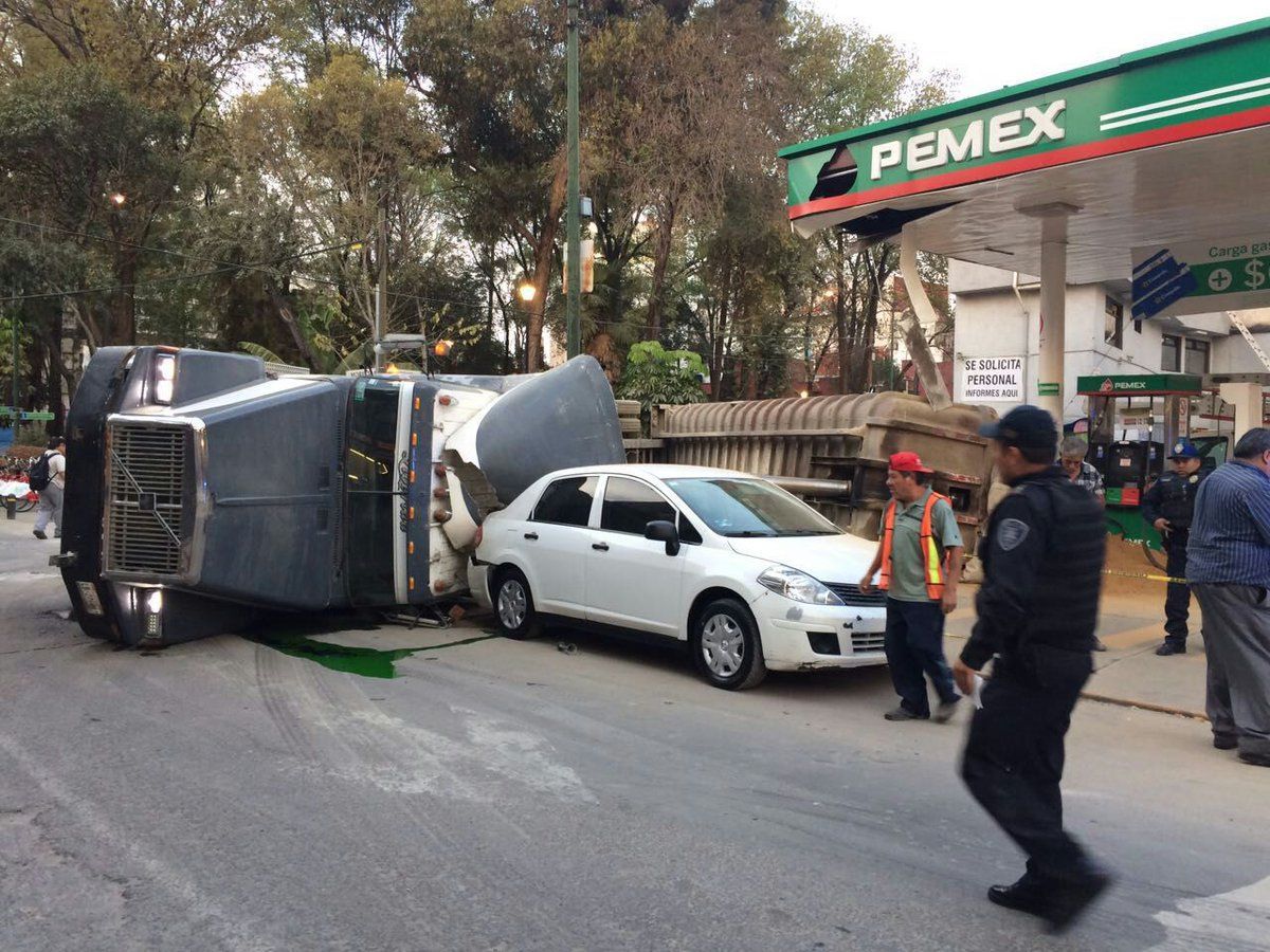 Tráiler vuelca en gasolinería de la colonia Roma