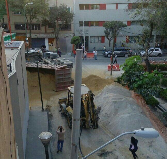 Tráiler vuelca en gasolinería de la colonia Roma - trailer-morelia-puebla-2