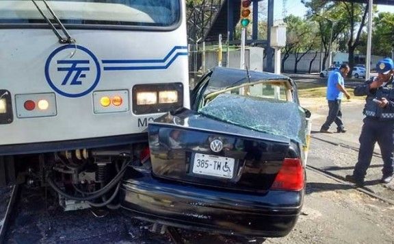 Tren Ligero choca contra automóvil