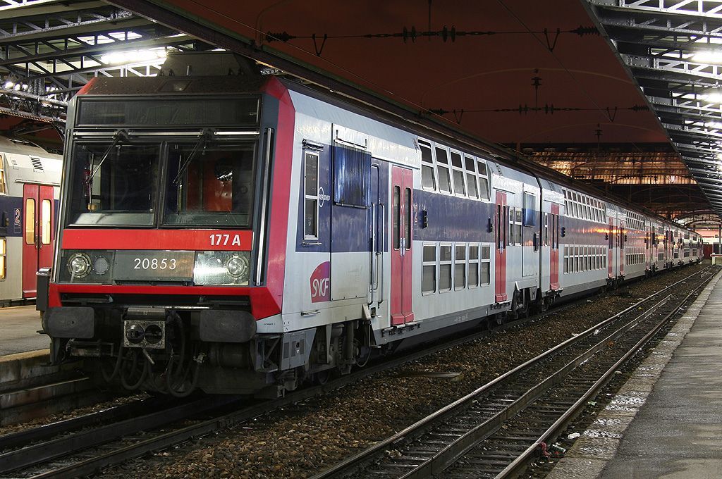 Sujeto acuchilla a varias personas en red de trenes de París