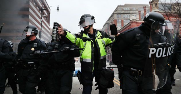 Denuncian arresto de periodistas que cubrieron protestas contra Trump