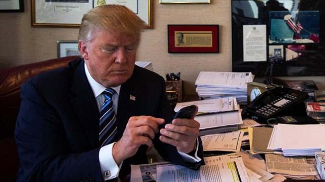 Donald Trump continúa usando su viejo teléfono Android