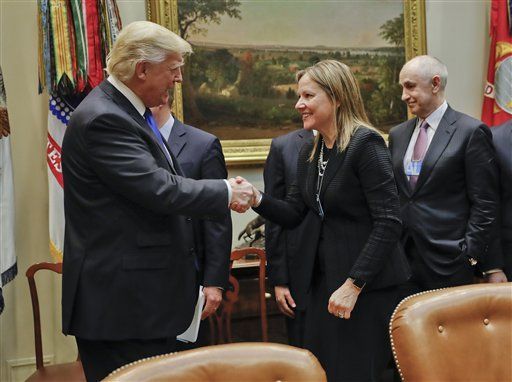 Donald Trump promete a automotrices reducir impuestos - trump-gm
