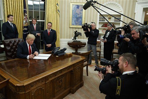 Trump firma una nueva orden ejecutiva sobre migración - trump-obamacare-2