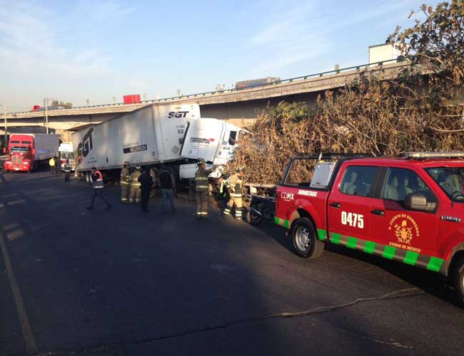 Tráiler choca en Anillo Periférico - tráiler-2